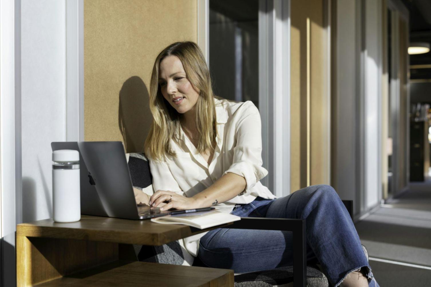 Análisis financiero profesional con gráficos y datos empresariales
